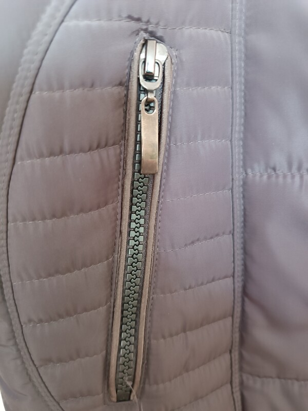 Elbląg Sprzedam jeden raz założoną damską kurtkę zimową w rozmiarze 44 /okazała się za duża wymiarowo/. Kolor