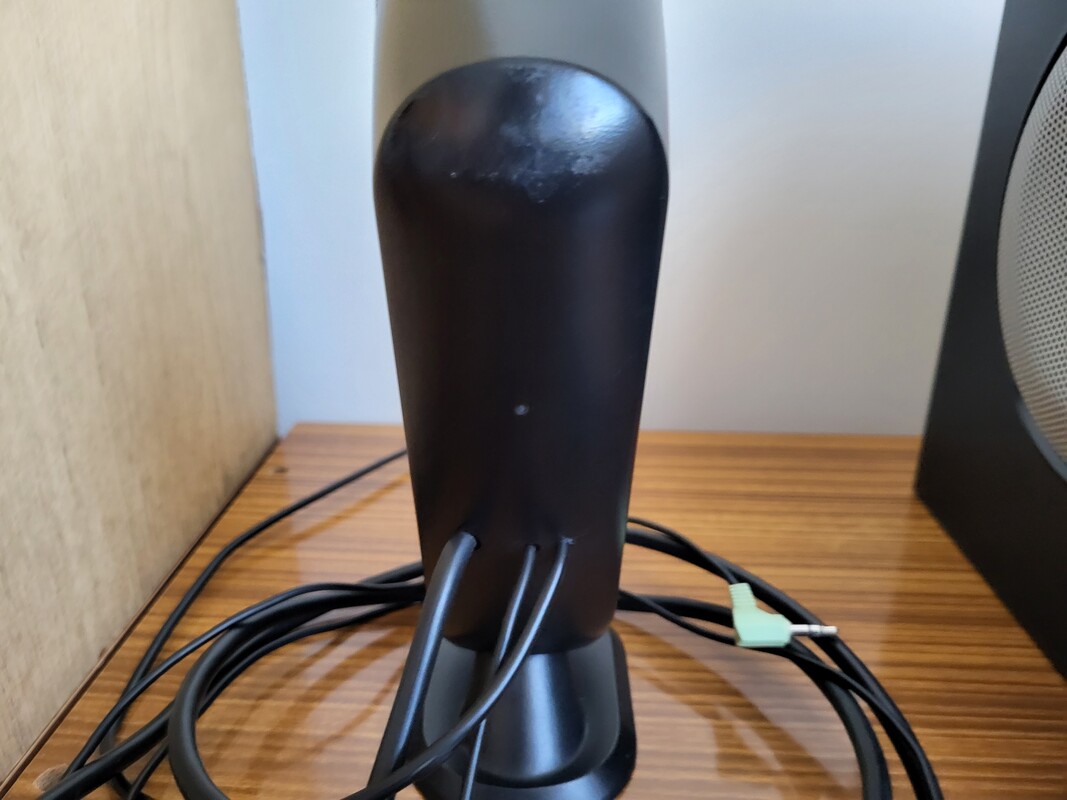 Elbląg Mam na sprzedaż używane głośniki Logitech X-230. Głośniki są sprawne, noszą ślady normalnego użytkowania,