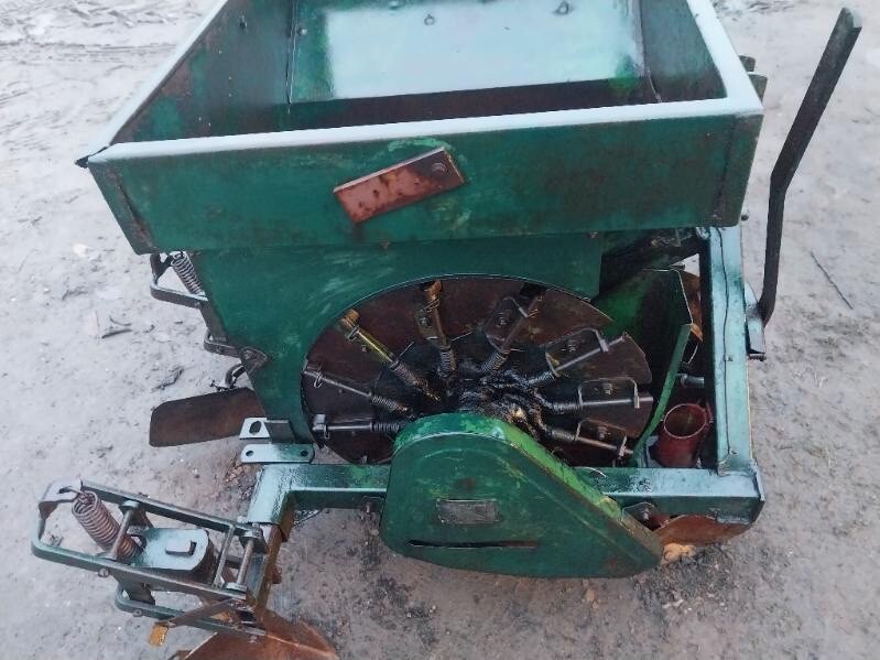 Elbląg Sprzedam:
1) talerzówka Kverneland 380 szer. , robocza, cena 2600 zł;
2) wał daszkowy szer 3m, średnica 60cm,