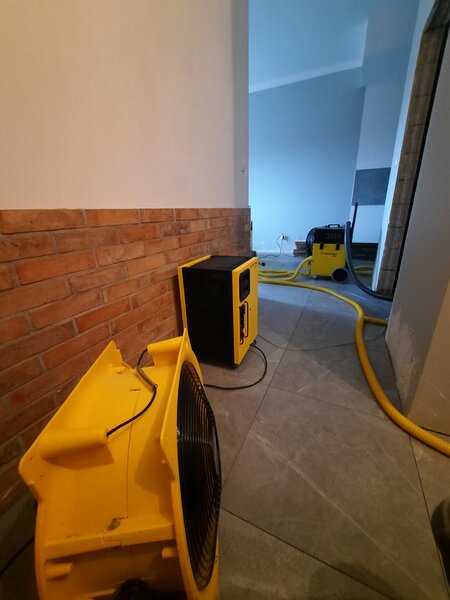 Elbląg Lokalizacja wycieków, naprawy hydrauliczne, osuszanie, usuwanie wilgoci, wynajem osuszaczy, remonty po zalaniu.