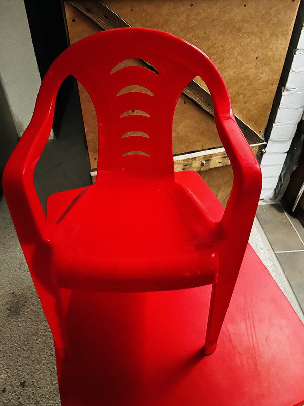 Elbląg Sprzedam zestaw Mammut, 2 krzesełka i stolik tej samej firmy. Dodatkowo 3 krzesełko innej firmy gratis. Stan