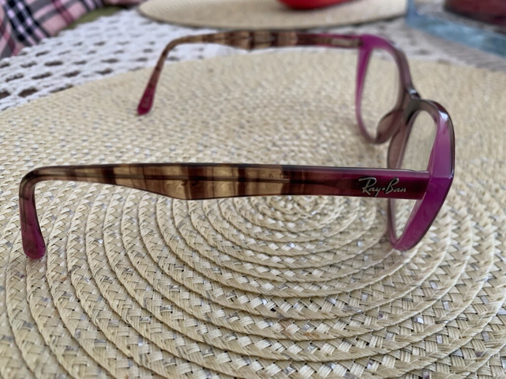 Elbląg Sprzedam dwa razy założone, zakupione niedawno, okulary damskie Ray Ban w kolorze wrzosu z elementami panterki.