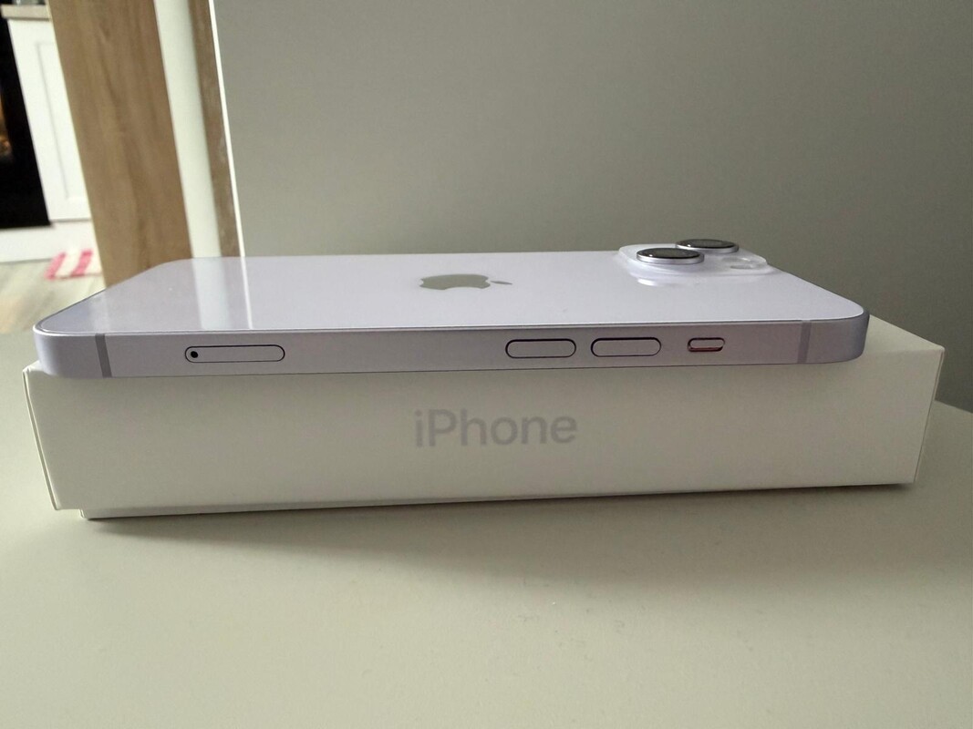 Elbląg Sprzedam iPhone 14,128G w stanie idealnym, jedynie w prawym górnym rogu delikatne zadrapanie (widoczne na