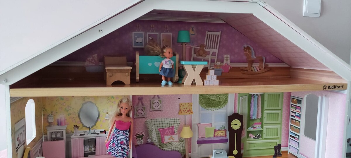 Elbląg Domek dla lalek dużyWymiary 130,51 x 32,99 x 129,49 cm, dużo mebeli oryginalnych w zestawie. na terenie