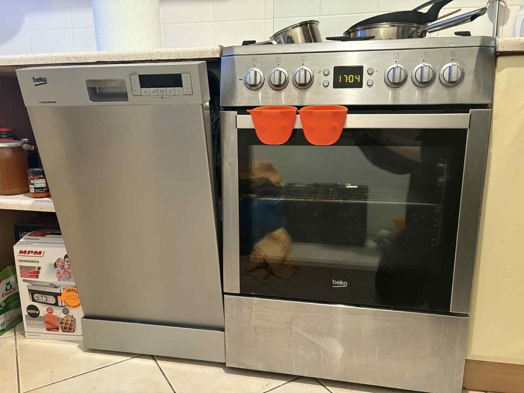 Elbląg Sprzedam meble kuchenne wraz ze sprawną zmywarką i kuchenką. W kuchence wystaje grzałka, co widać na zdjęciach.