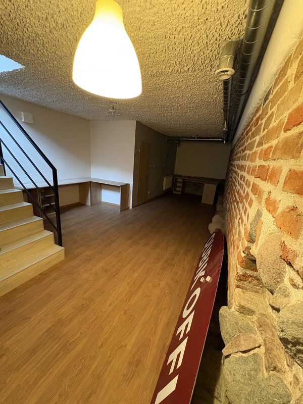 Elbląg Do wynajęcia lokal użytkowy o powierzchni 45 m², zlokalizowany w samym sercu Starego Miasta w Elblągu,