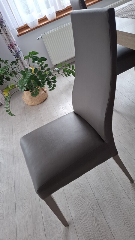 Elbląg Sprzedam stół rozkładany, z czterema krzesłami w stanie idealnym. Wym. Wysokość 77cm, szerokość 90cm, długość