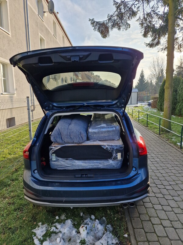 Elbląg Lewy kompaktowy narożnik PICOLLO z funkcją spania z przyjemnej tkaniny w kolorze ciemnej, zgaszonej zieleni.