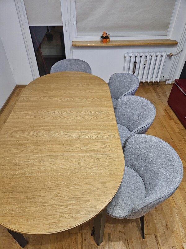 Elbląg Stół okrągły rozkładany + krzesła. Średnica stołu 1m, z jedną wstawką 1.5 m, z dwiema wstawkami 2 m. Kolor