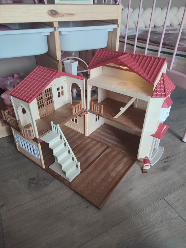 Elbląg Sprzedam domek Sylvanian families w idealnym stanie. Kupiony dwa tygodnie temu. Zmieniłysmy koncepcję z córką i