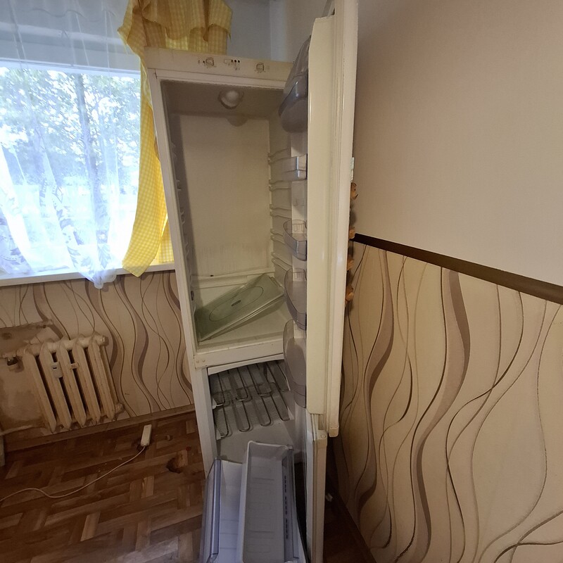 Elbląg Sprzedam lodówkę, wersalkę, nieduży segment oraz biurko. Każda rzecz 50 zł. Transport i wyniesienie we własnym