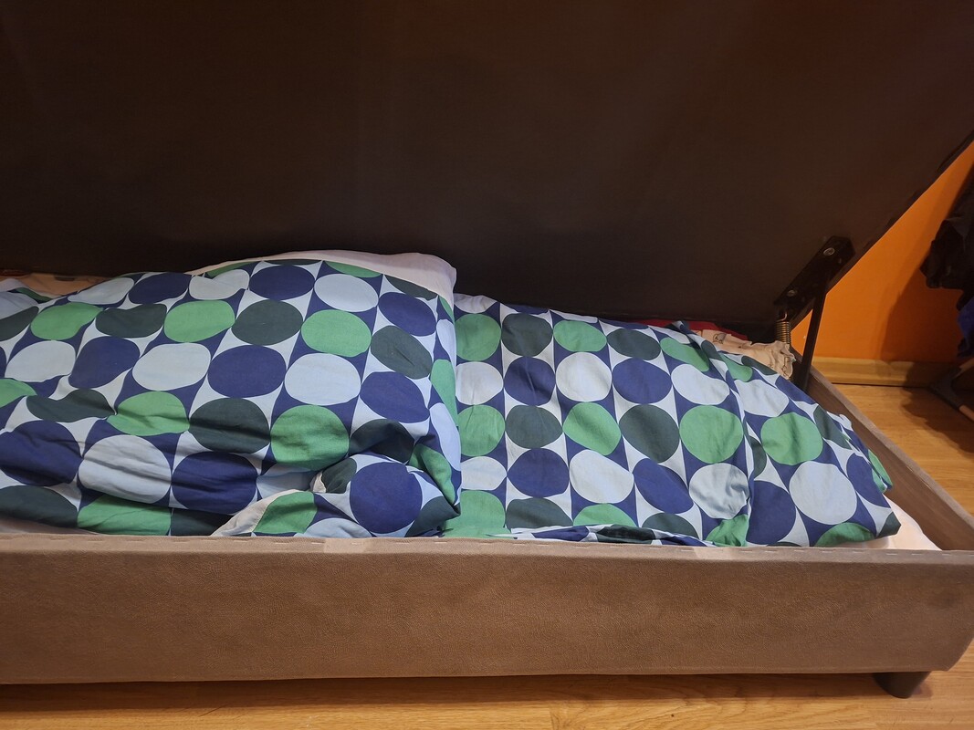 Elbląg Sprzedam tapczan na sprężynach. Stan bdb. Cały sprawny. Ma 2 lata, mało użytkowany bo syn wyjechał na studia.