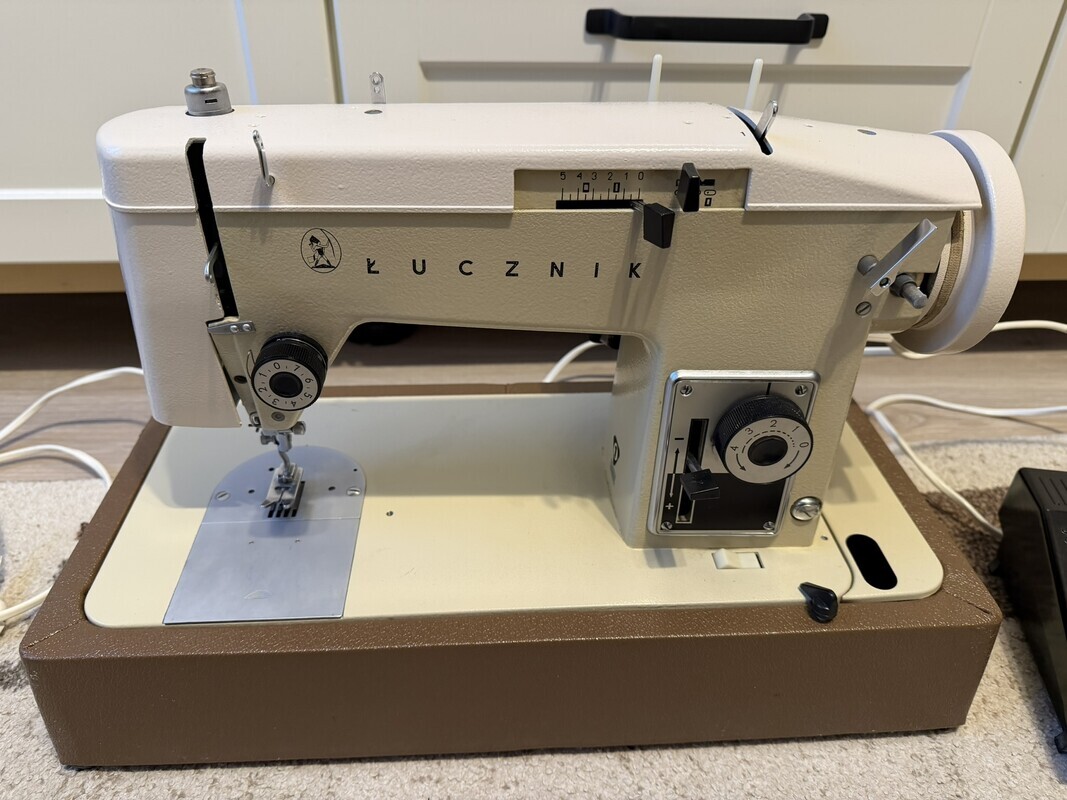 Elbląg Sprzedam maszynę do szycia Łucznik tur 2 wraz z walizką do przechowywania i regulatorem obrotów.
Sprawna, stan