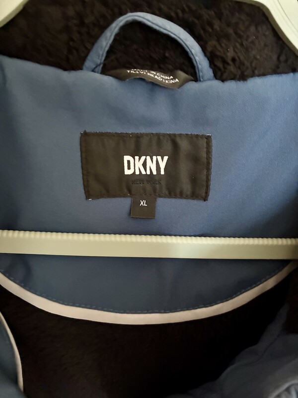 Elbląg Kurtka damska zimowa DKNY.
Stan b. dobry, rozm. XL/XXL (16).
Kolor niebieski. Kaptur ocieplany i regulowany,