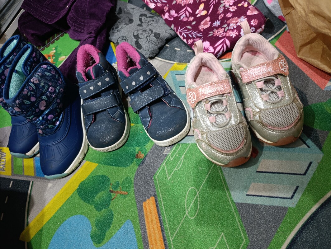 Elbląg Sprzedam ubrania dla dziewczynki. Stan bardzo dobry/ dobry bez dziur czy plam. Rozmiar 98/104.Kurtka zimowa,