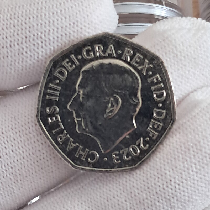 Elbląg Moneta brytyjska 50p King Charles 2023 z Łososiem, bez tajnego znaku, prosto z woreczka menniczego. Wybito