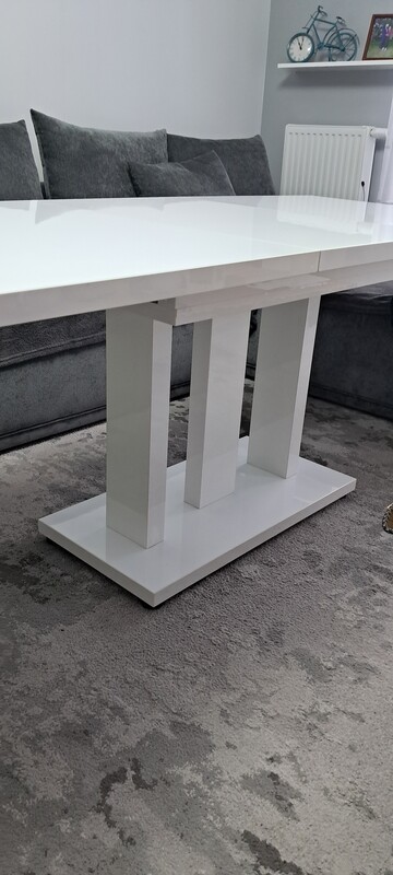 Elbląg Sprzedam stół rozkładany biały lakierowany o wymiarach 130x80 a po rozłożeniu 180x80.Stół jest uniwersalny,