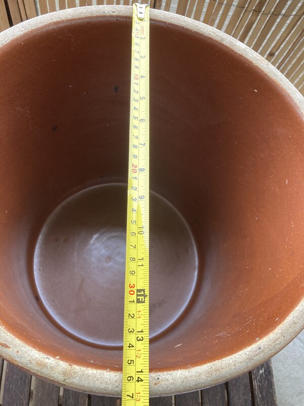 Elbląg Sprzedam duży gar gliniany(kamionkowy) 40 litrowy w bardzo dobrym stanie. Średnica otworu 37cm. 
Posiada dwoje