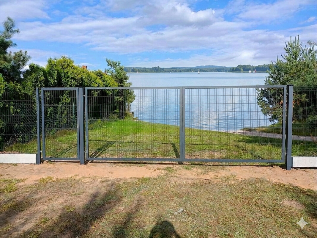 Elbląg 4 m brama z uzbrojoną furtką i słupami.