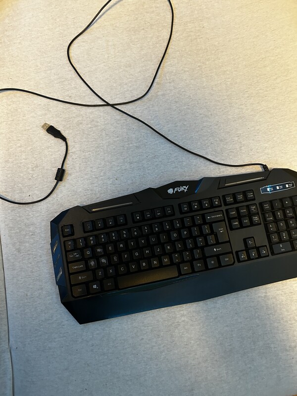 Elbląg Sprzedam używaną podświetlaną klawiaturę FURY Spitfire w stanie średnim
płatność: przelew na telefon lub