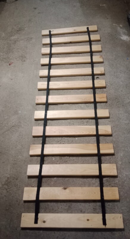 Elbląg Sprzedam stelaż do łóżka. Wymiary: długość 190 cm x szerokość 60 cm x grubość 2 cm. Stan widoczny na zdjęciach.