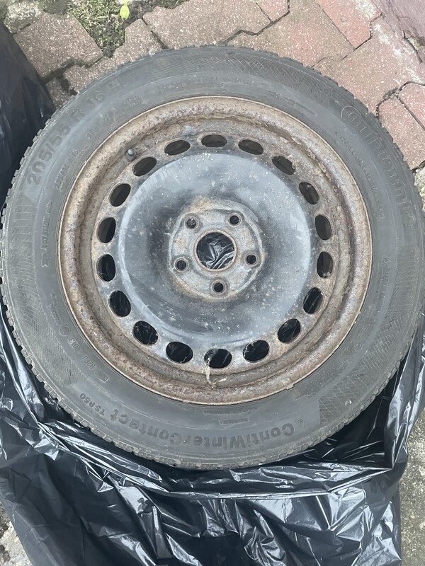 Elbląg Sprzedam koła 5x112 z oponami zimowymi 205/55/16 zamontowane były na passat b6.cena 150zl
Dwie opony spoko i