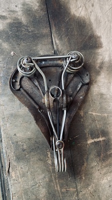 Elbląg Stare siodełko rowerowe
Skórzane, sprężynowe. Stan jak na foto