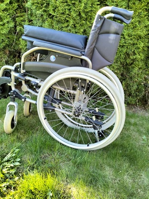 Elbląg Dywan  2/3 szaro - biały   cena  80 zł 
Dywan brązowy 230 / 160  włochaty. 80 zł 
Wózek inwalidzki    200 zł