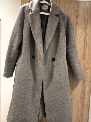 Elbląg Płaszcz Reserved zimowy, klasyczny 
sprzedam, rozmiar 38,kolor szary, z domieszką wełny 
polecam