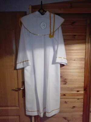 Elbląg Sprzedam  albę ze złotymi  lamówkami. 
Cena do negocjacji.