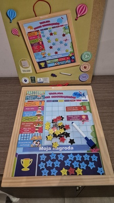 Elbląg Drewniana magnetyczna tablica obowiązków. Po jednym dziecku, stan bardzo dobry.