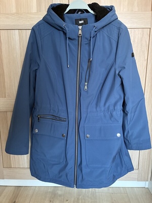 Elbląg Kurtka damska zimowa DKNY. 
Stan b. dobry, rozm. XL/XXL (16). 
Kolor niebieski. Kaptur ocieplany i regulowany,