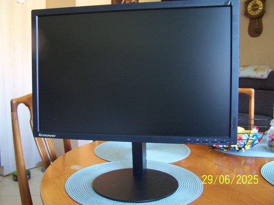 Elbląg SPRZEDAM monitor marki Samsung do komputera. Małe ślady używania, przekątna ekrany - 56 cm, ładowarka.