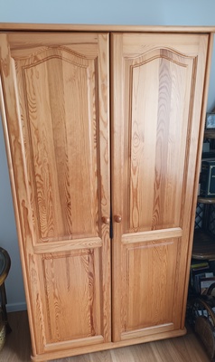 Elbląg Sprzedam szafę dwudrzwiową z drewna sosnowego - wys.180 cm, szer.96 cm, gł.48 cm, stan bardzo dobry.