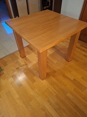 Elbląg Oddam stol za darmo. Myślę ze komuś sie przyda, moze na działkę.
Stol ma wymiary 90x90 I sa do niego