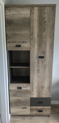 Elbląg Sprzedam regał 80cmx205,5cmx40cm z kolekcji Malcolm produkcji Black Red White. Stan idealny. Odbiór osobisty