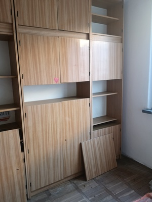 Elbląg Pilnie oddam za darmo meblościankę Koszalin jasny kolor, imitacja drewna, na wysoki połysk w bdb. stanie.