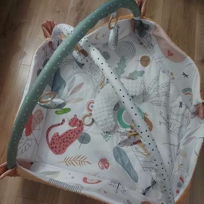 Elbląg Sprzedam mate, plac zabaw dla maluszka. Mata dwustronna, spokojne kolory, szeleszczące i grzechoczące zawieszki