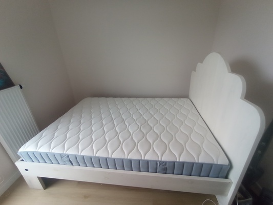 Elbląg Sprzedam łóżko sosnowe na nóżkach, solidne, w dobrym stanie. Wymiary- długość 206 cm, szerokość 146 cm,