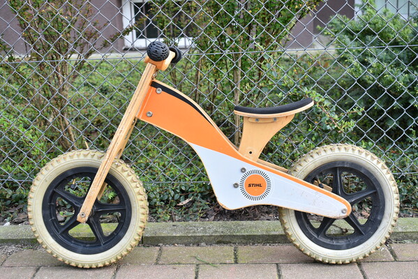 Elbląg Sprzedam rowerek biegowy (posiadam dwie sztuki)
1.12 cali - drewniany - 50zl 
* 12 calowe kola
* dla dziecka o