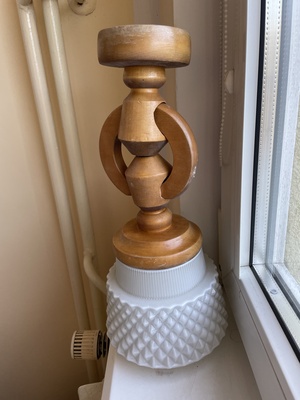 Elbląg Sprzedam lampę wiszącą  z lat 70.Klosz wykonany jest ze szkła mlecznego (milk glass) 
elementy drewniane są