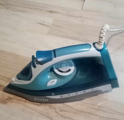 Elbląg Sprzedam żelazko parowe Raven EZ004 Steam Iron z m. in. ceramiczną podstawką i funkcją samooczyszczania. Stan