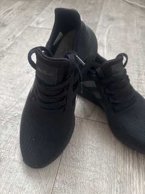Elbląg Sprzedam buty sportowe czarne, lekkie, wygodne rozmiar 42