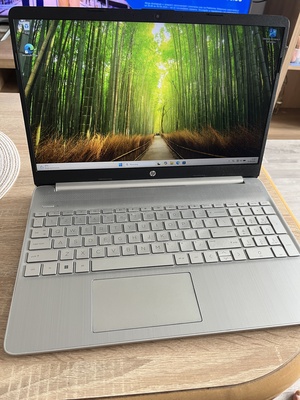 Elbląg HP 15s | Ryzen 3 5300U | 8GB RAM | SSD 256GBStan: Bardzo dobry, brak rys na obudowie i ekranie, w 100% sprawny.