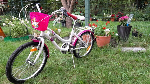 Elbląg Sprzedam rowerek dla dziewczynki z koszyczkiem na drobiazgi. Pojazd posiada 6 biegów Shimano manetka obrotowa,