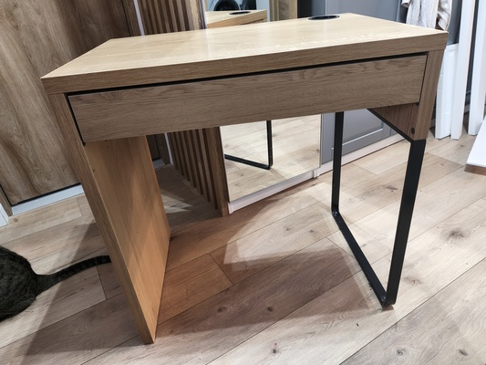 Elbląg Biurko IKEA Micke w kolorze jasnego drewna z metalową nogą. Posiada szufladę oraz otwór na kable. W stanie