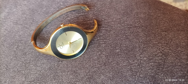 Elbląg Mam do sprzedania damski zegarek, taki jak na foto. Okulary do jazdy nocą z pokrowcem. Oraz ładny budzik. .Cena