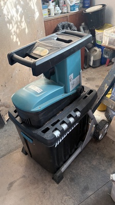 Elbląg Sprzedam rozdrabniacz do gałęzi Makita UD2500 o mocy 2500 W i maksymalnej średnicy cięcia 45 mm, który został