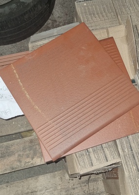 Elbląg Płytki ceramiczne w kolorze pomarańczowym, idealne do zastosowania zarówno na zewnątrz, jak i wewnątrz