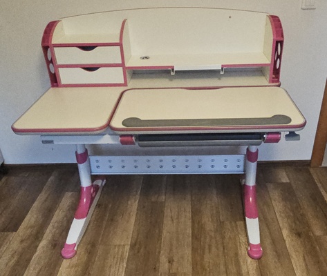 Elbląg Biurko dla dziewczynki. Ergonomiczne, regulowana wysokość, podnoszony blat. Uzywane.